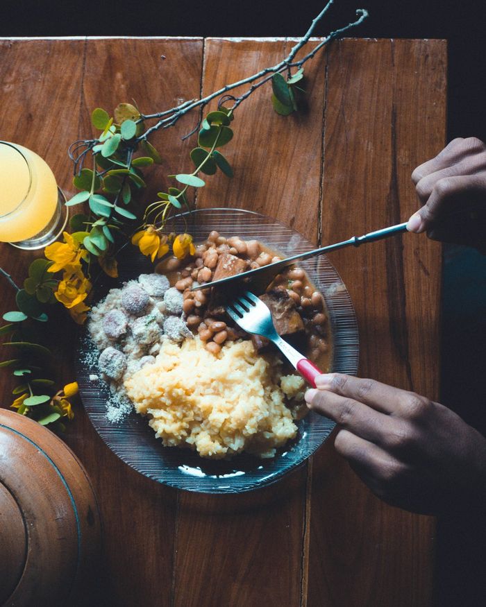 Prato com arroz, feijão e acompanhamentos