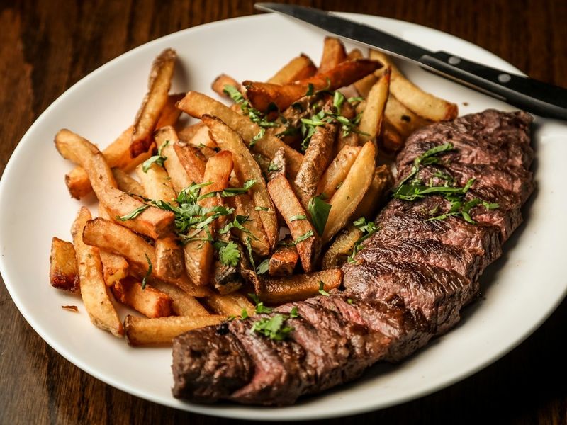Filé grelhado com batatas fritas