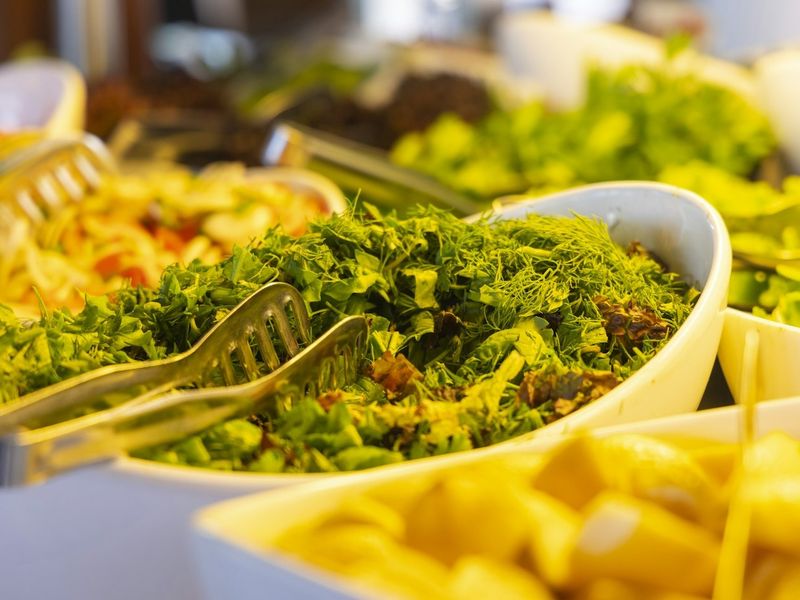 Saladas variadas no balcão