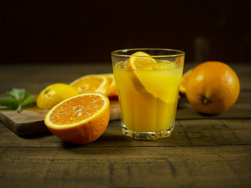 Copo de suco de laranja com frutas